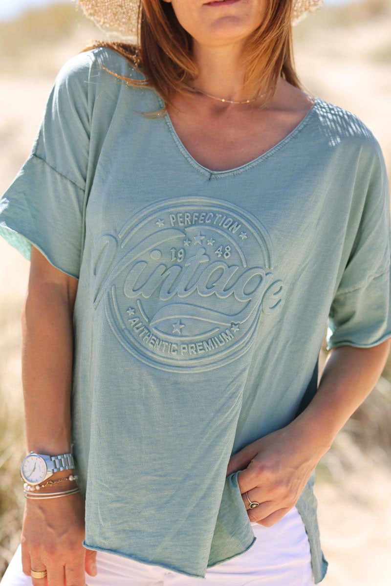 Camiseta holgada de manga corta verde celadón con logo vintage en relieve