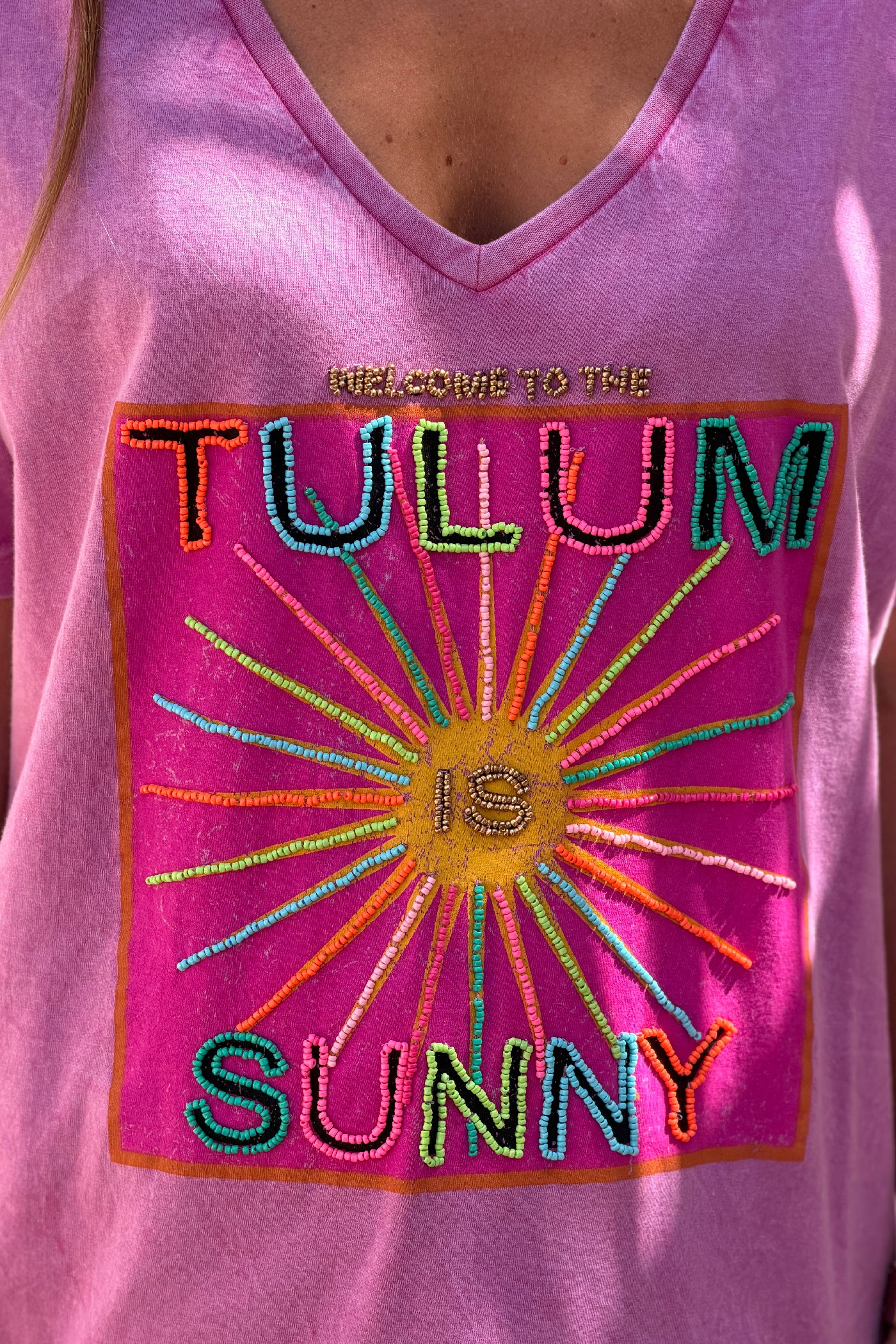 Tshirt violet délave détails Tulum is Sunny en perles colorées col v