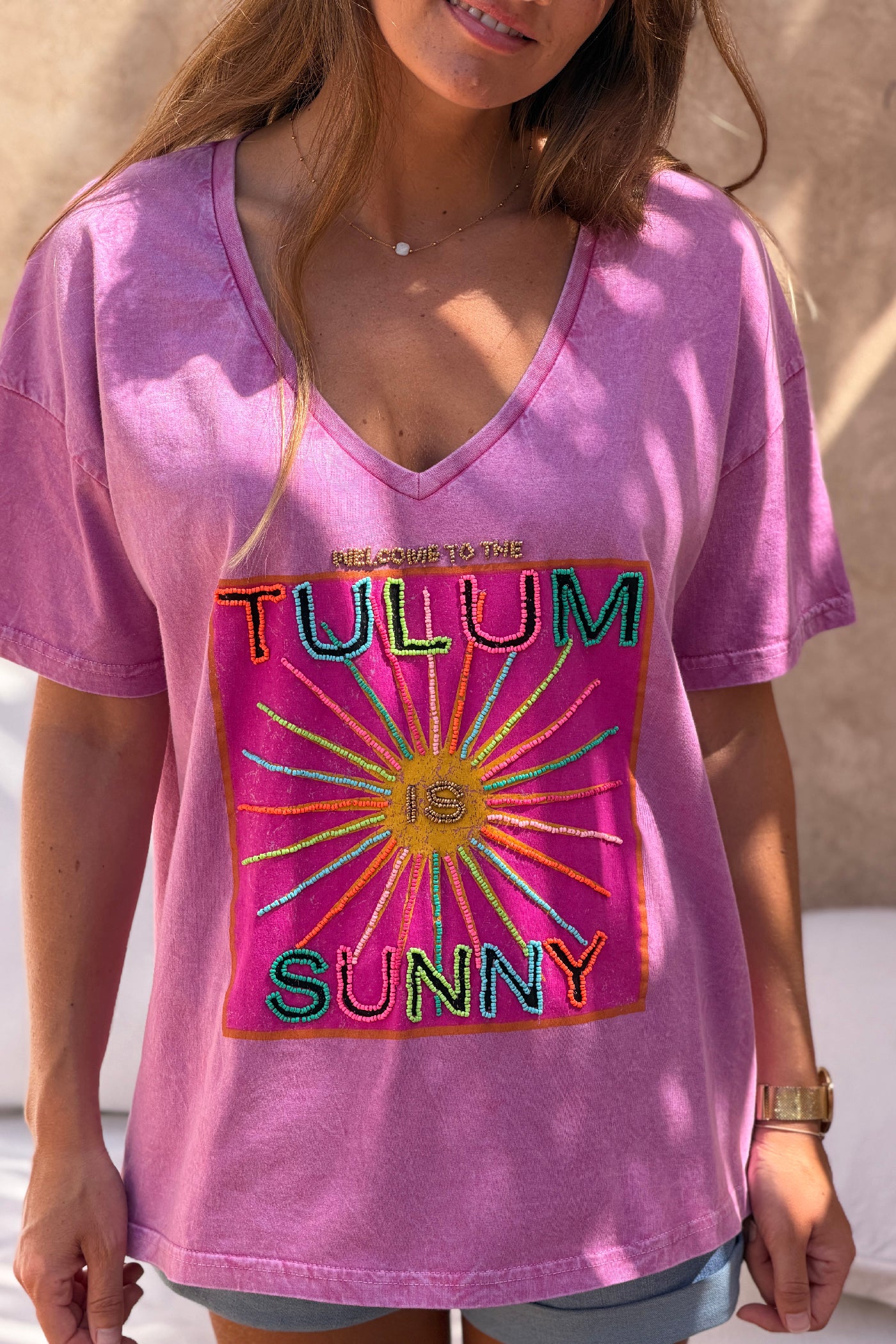 Tshirt violet délave détails Tulum is Sunny en perles colorées col v
