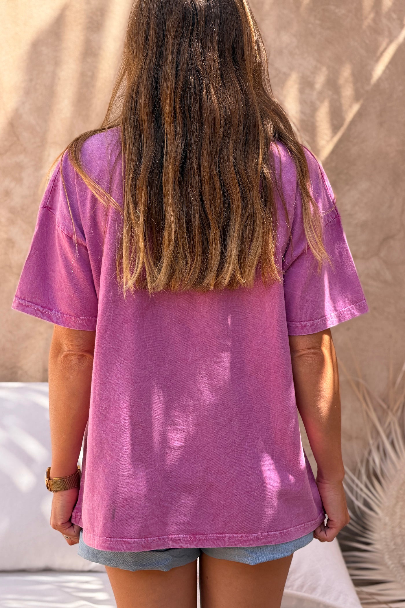 Tshirt violet délave détails Tulum is Sunny en perles colorées col v