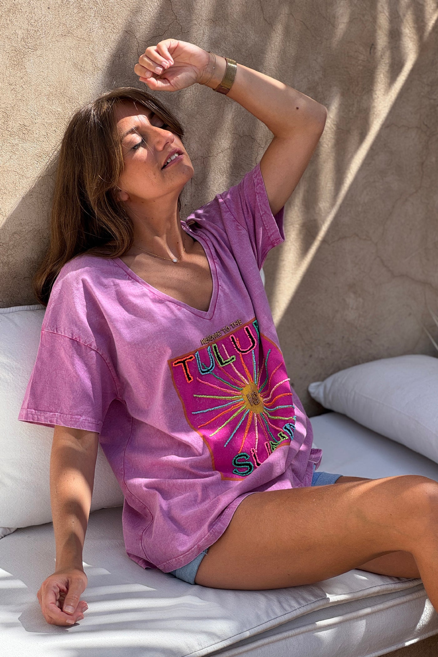 Tshirt violet délave détails Tulum is Sunny en perles colorées col v