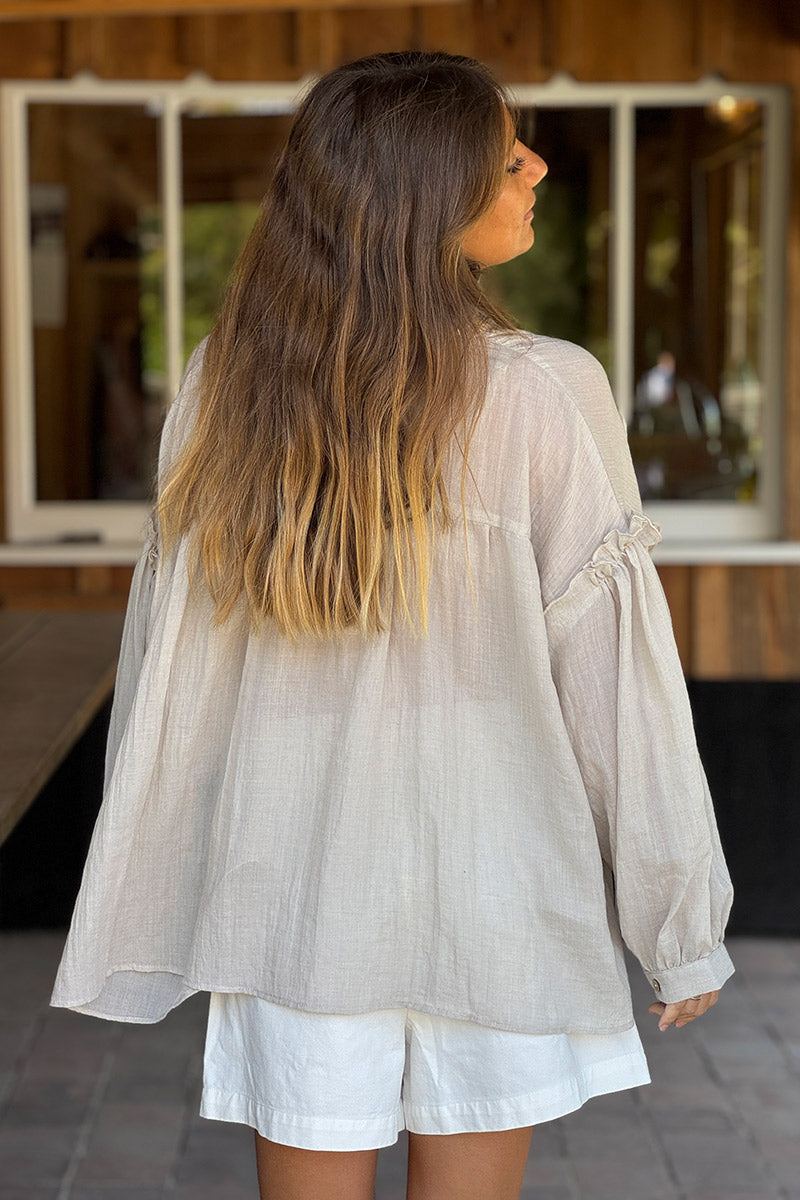 Tunique à basque beige légère détail petits volants et dentelle au col boutons bois