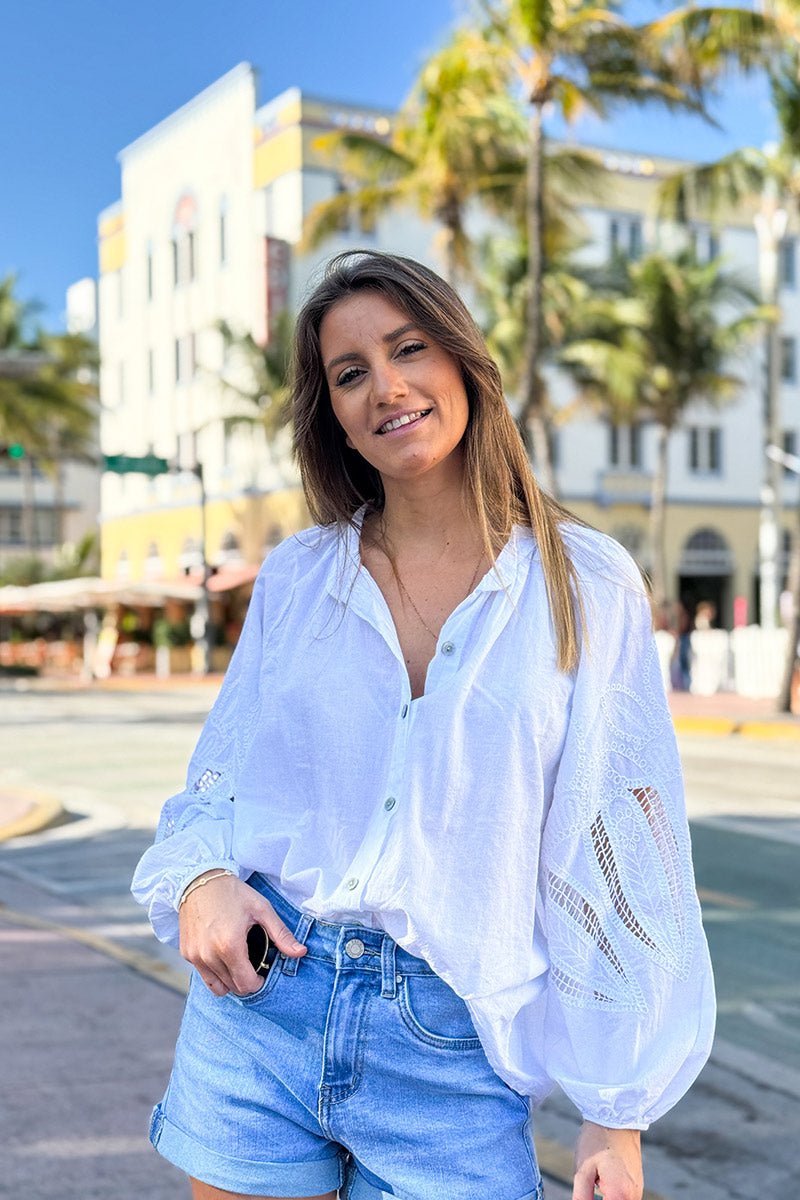 Chemise tunique blanche à boutons manches ajourées motifs en crochet
