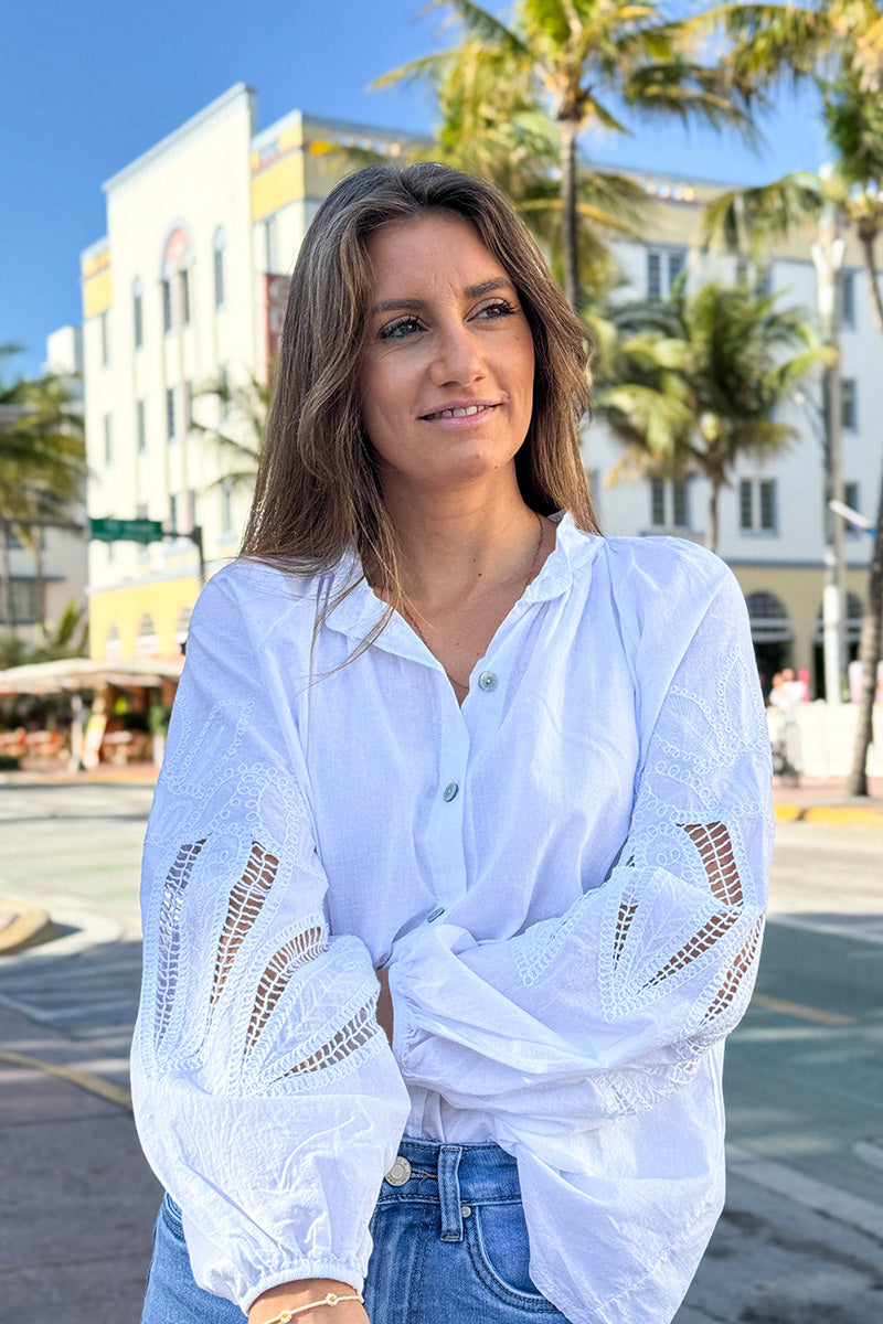 Chemise tunique blanche à boutons manches ajourées motifs en crochet