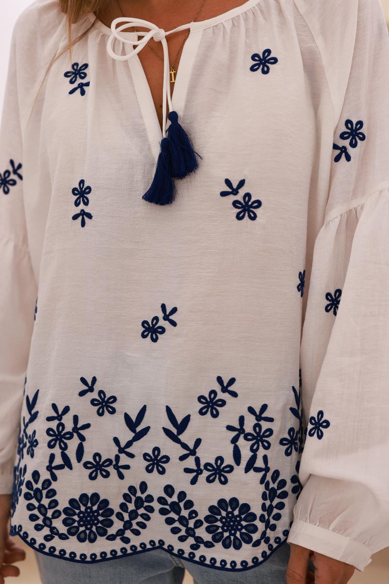 Tunique blanche fluide avec fleurs brodées bleu marine
