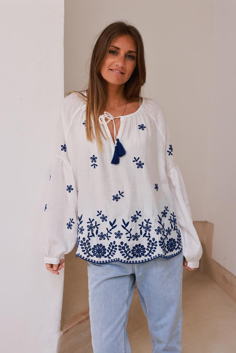 Tunique blanche fluide avec fleurs brodées bleu marine