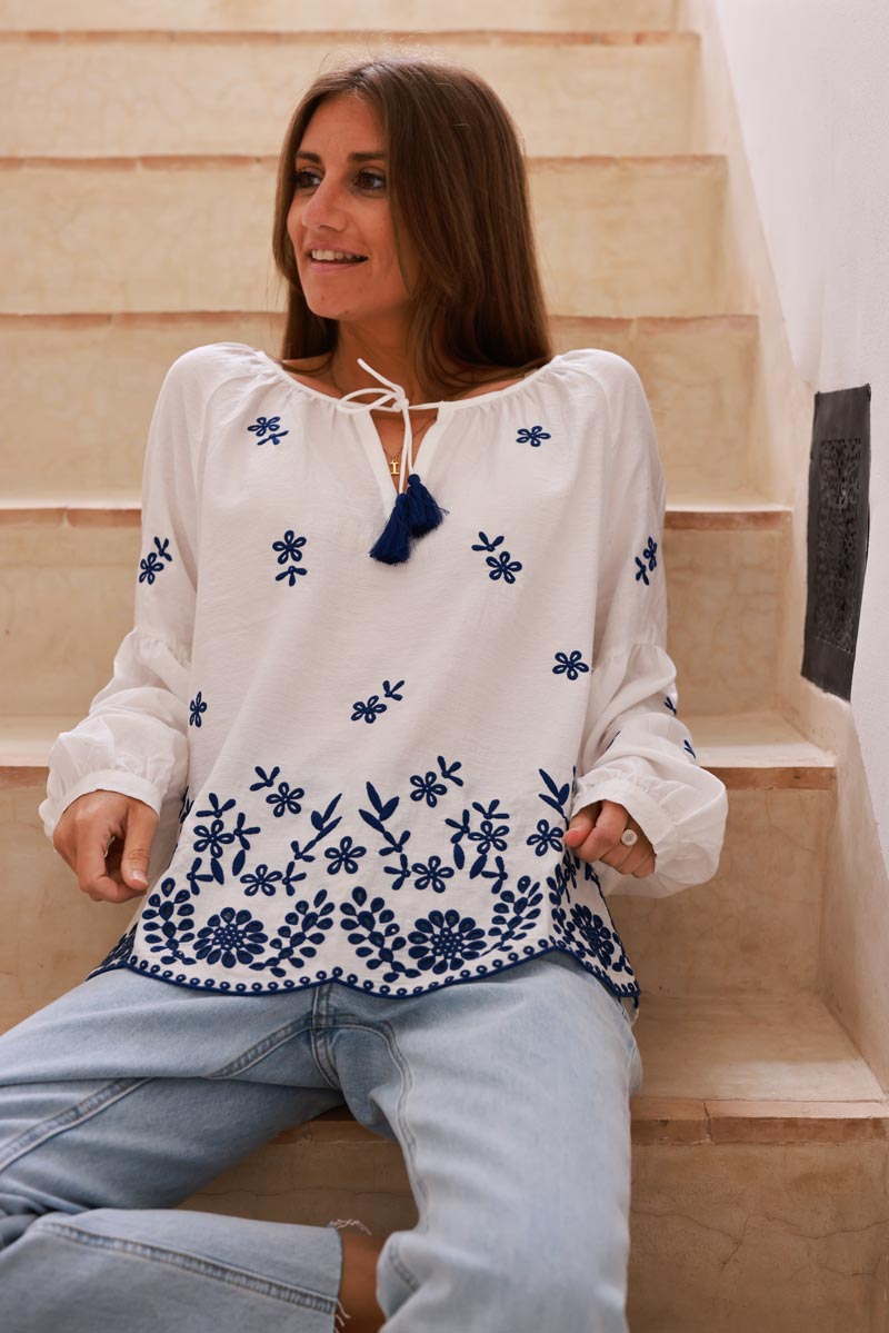 Tunique blanche fluide avec fleurs brodées bleu marine