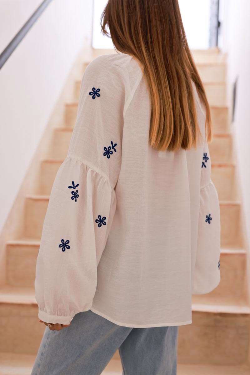 Tunique blanche fluide avec fleurs brodées bleu marine