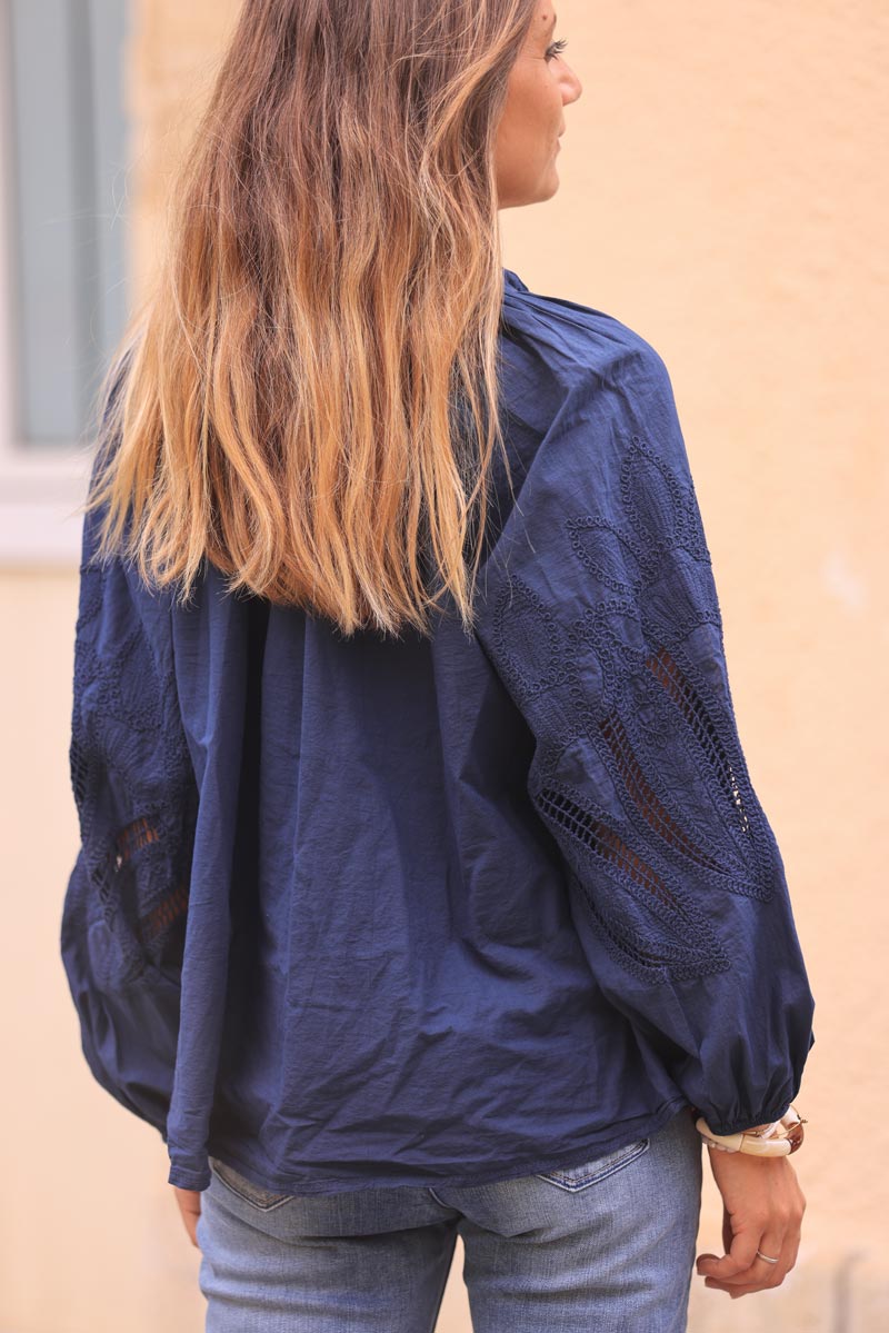Chemise tunique bleu marine à boutons manches ajourées motifs en crochet