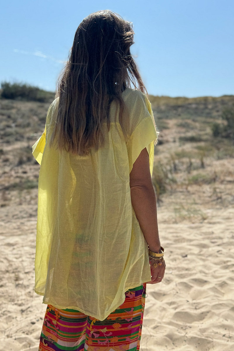 Tunique chemise large et légère jaune en voile de coton petites manches