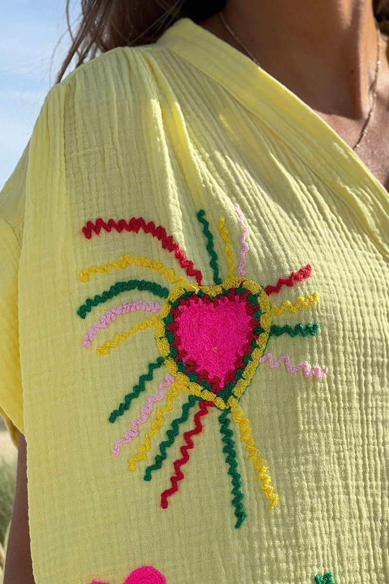 Tunique jaune à boutons en gaze de coton broderie symboles été colorés