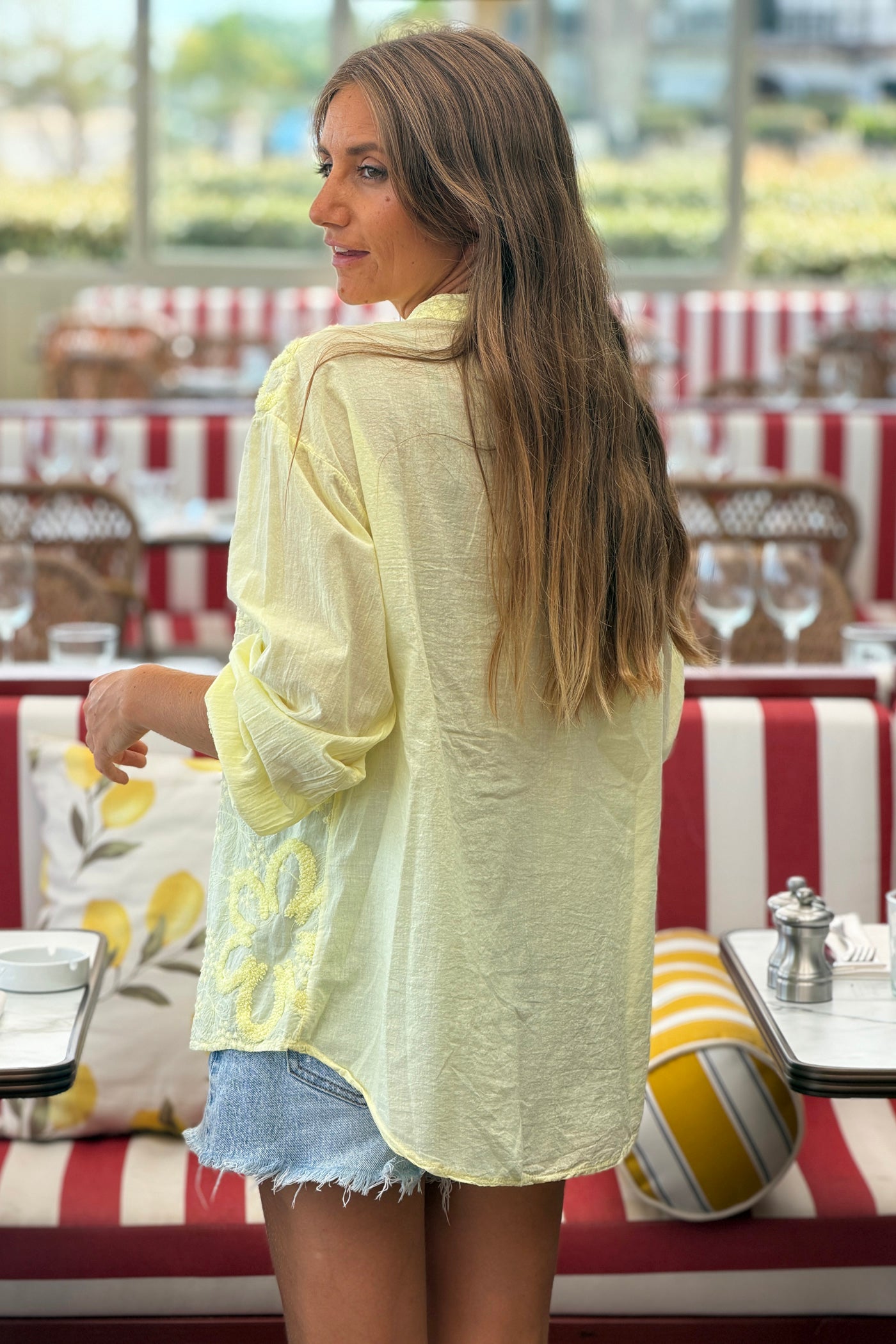 Tunique jaune en coton col boutons et broderie fleurs en éponge