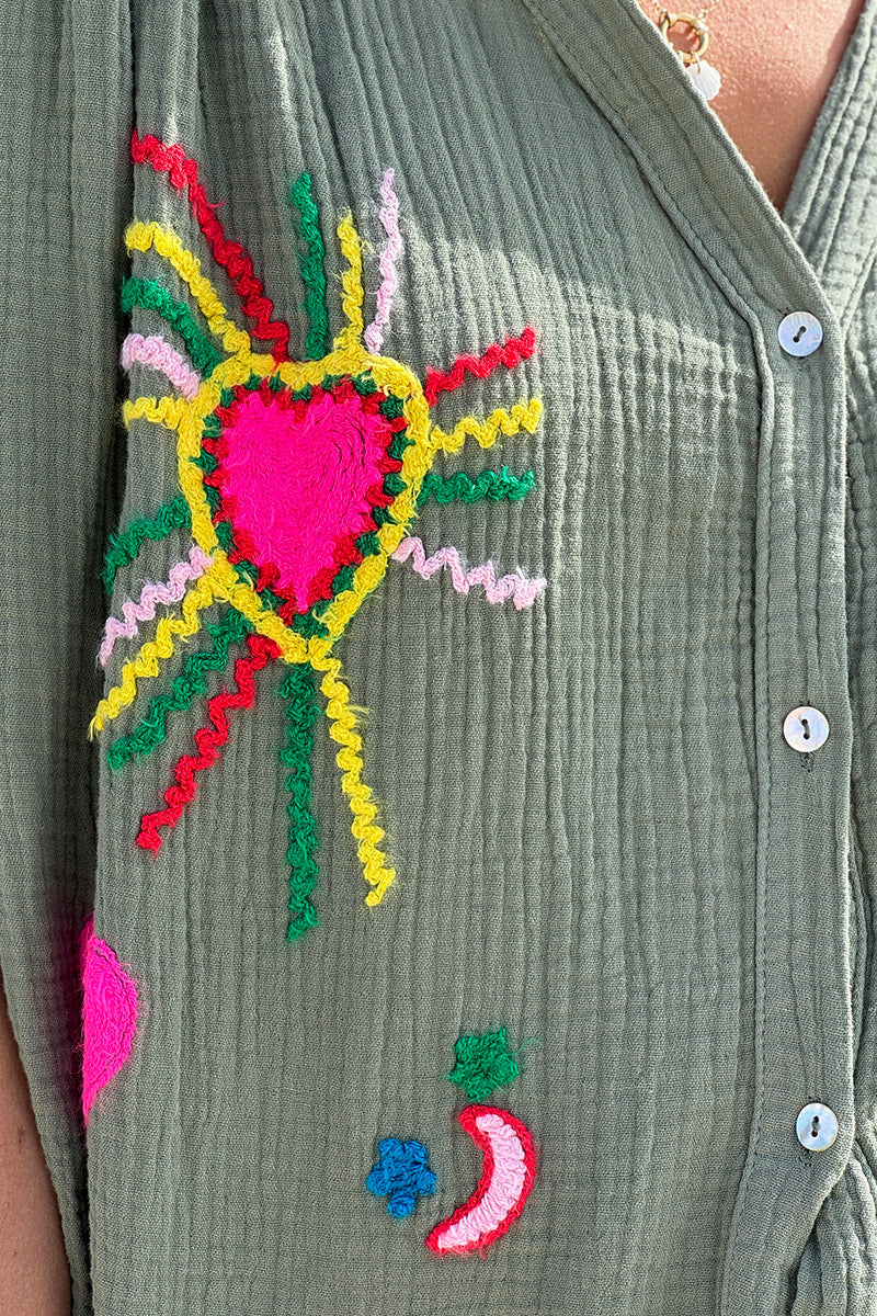 Túnica caqui con botones en gasa de algodón bordados con coloridos símbolos de verano