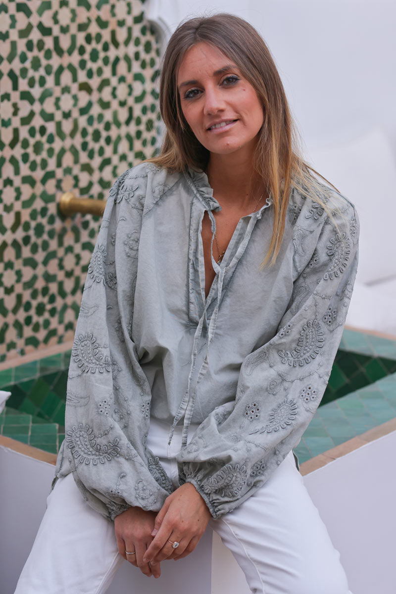 Tunique kaki délavé col froufrou manches broderie fleurs et cachemire