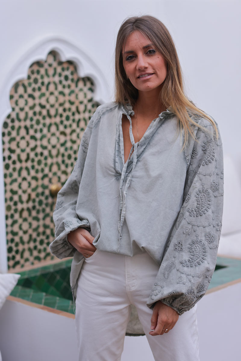 Tunique kaki délavé col froufrou manches broderie fleurs et cachemire