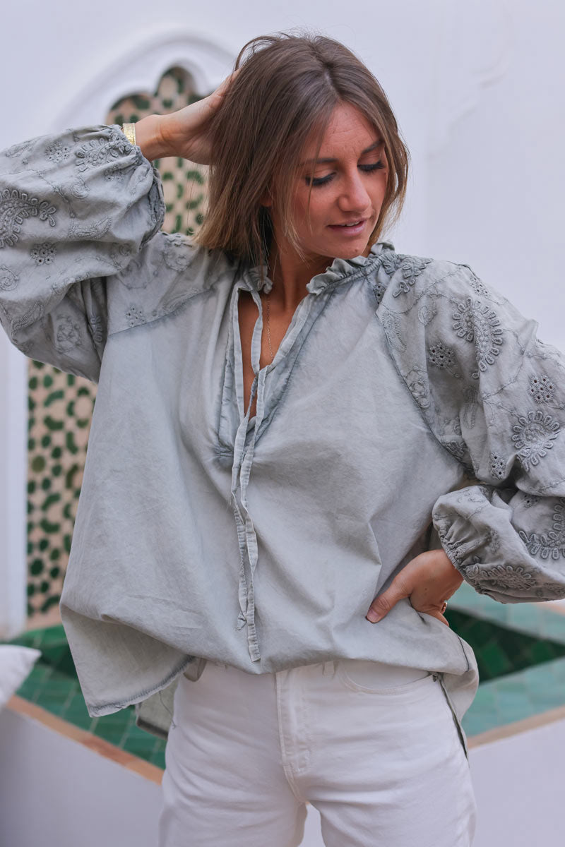 Tunique kaki délavé col froufrou manches broderie fleurs et cachemire
