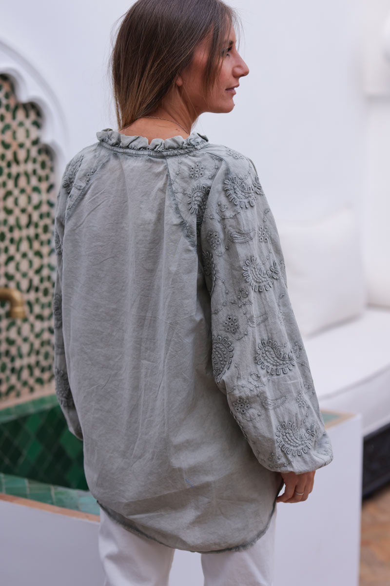 Tunique kaki délavé col froufrou manches broderie fleurs et cachemire