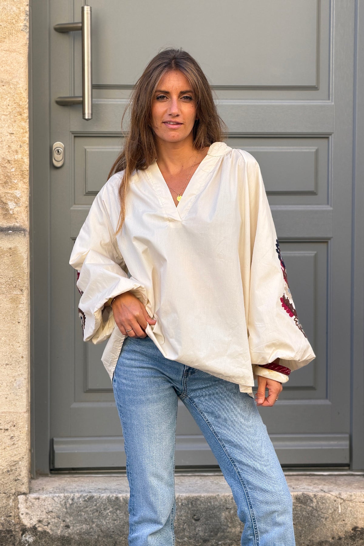 Tunique large beige en coton col v broderie fleurs sur les manches ballons