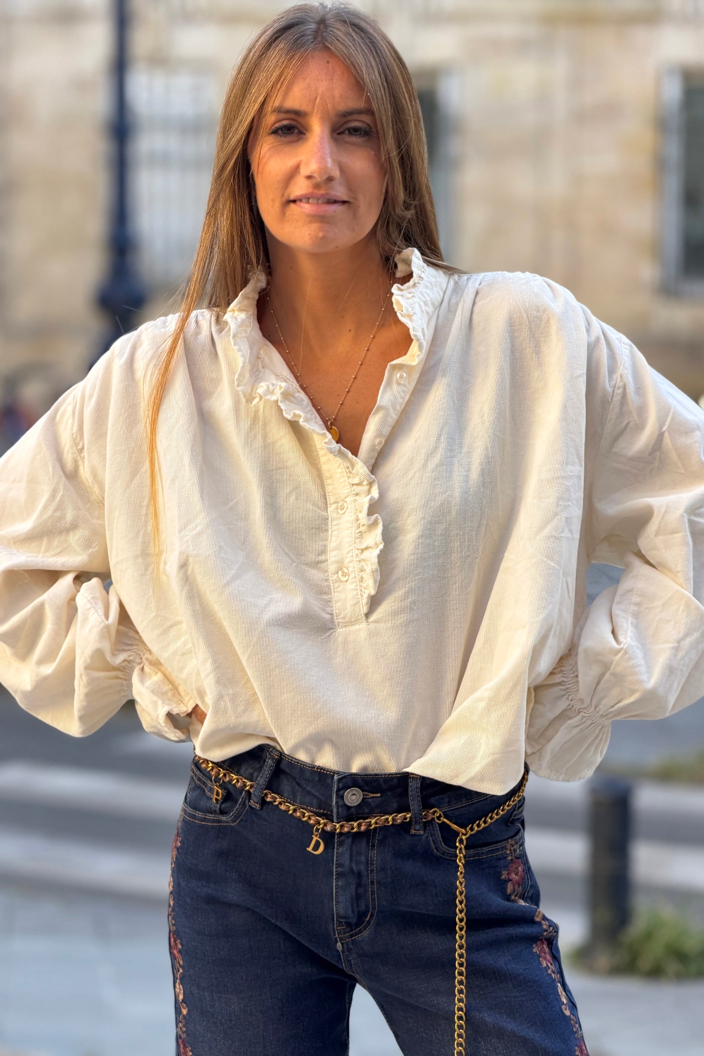 Tunique large beige en velours côtelé fin détail col froufrous et boutons