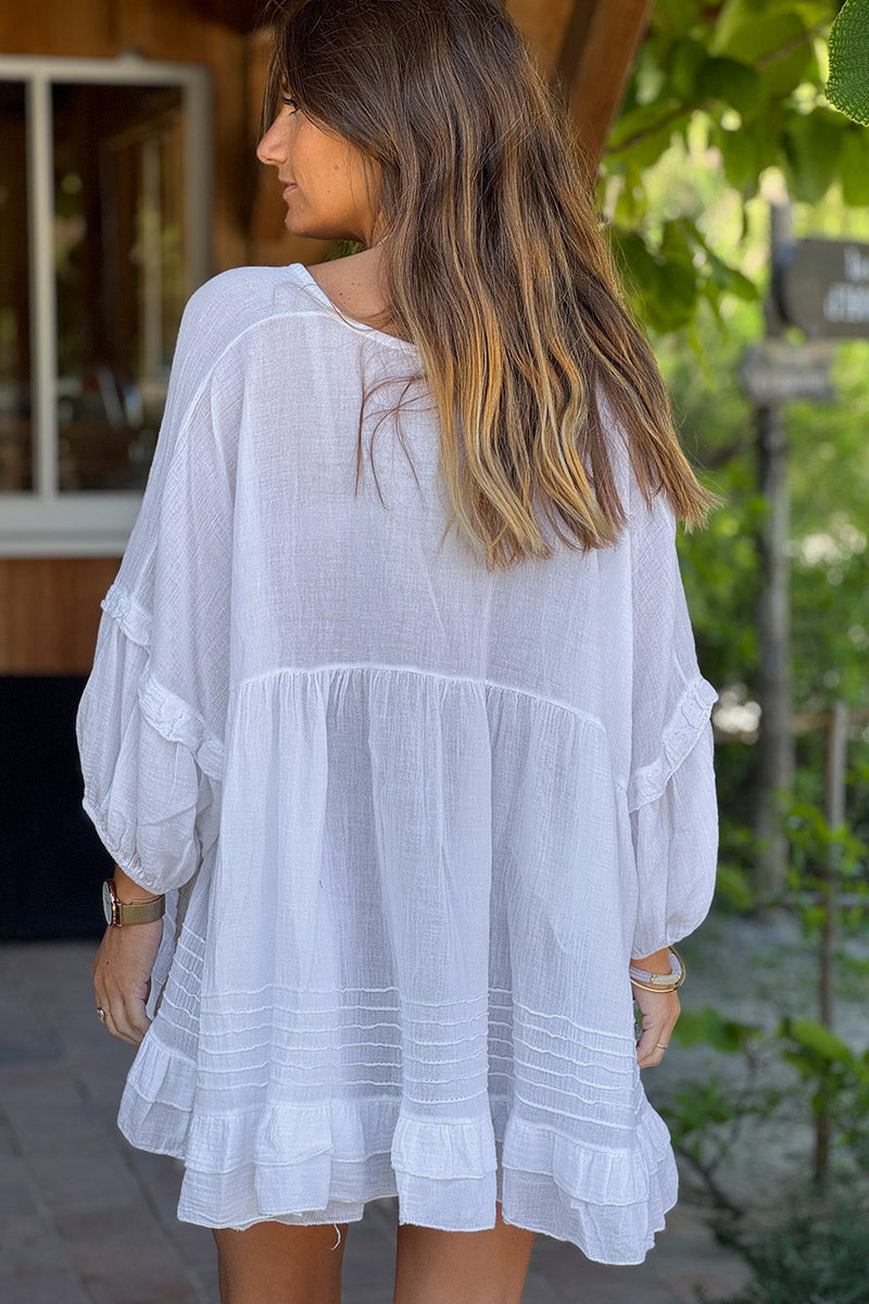 Tunique large blanc en voile de coton manches chauve souris détails volants décolleté