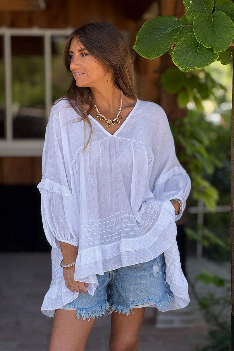 Tunique large blanc en voile de coton manches chauve souris détails volants décolleté
