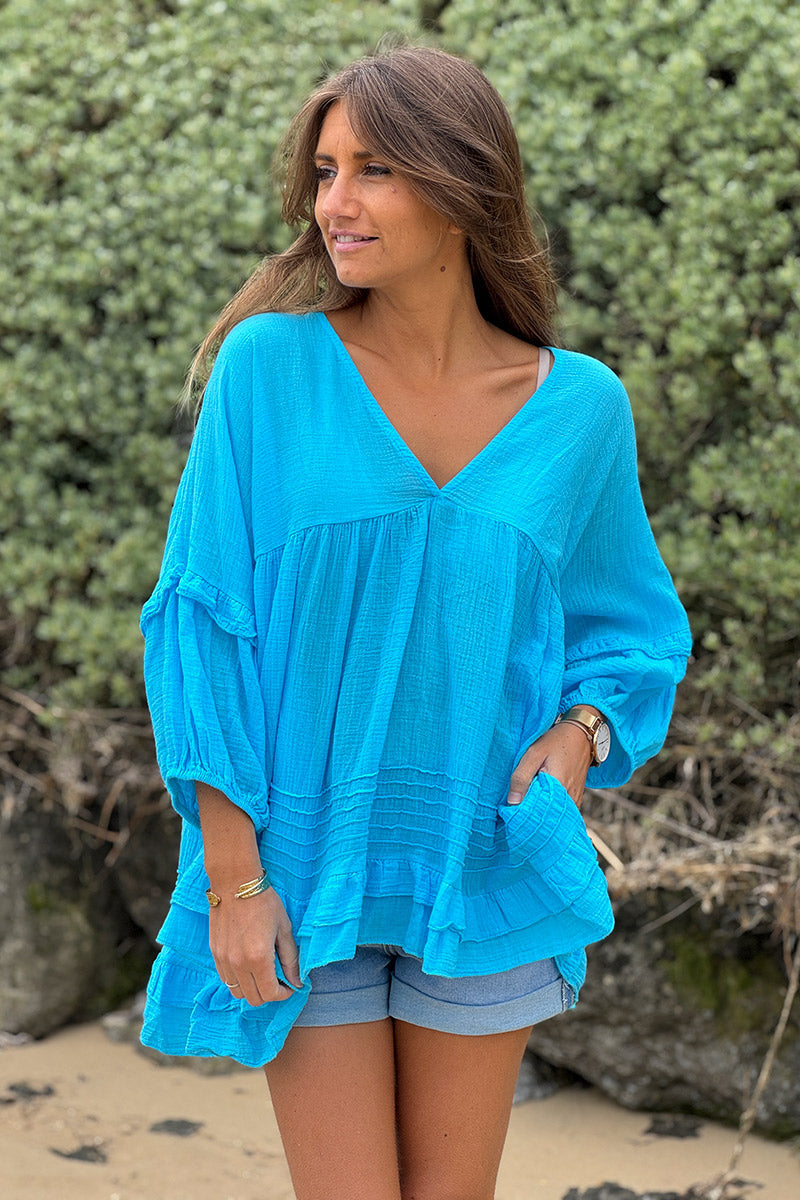 Tunique large bleu en voile de coton manches chauve souris détails volants décolleté