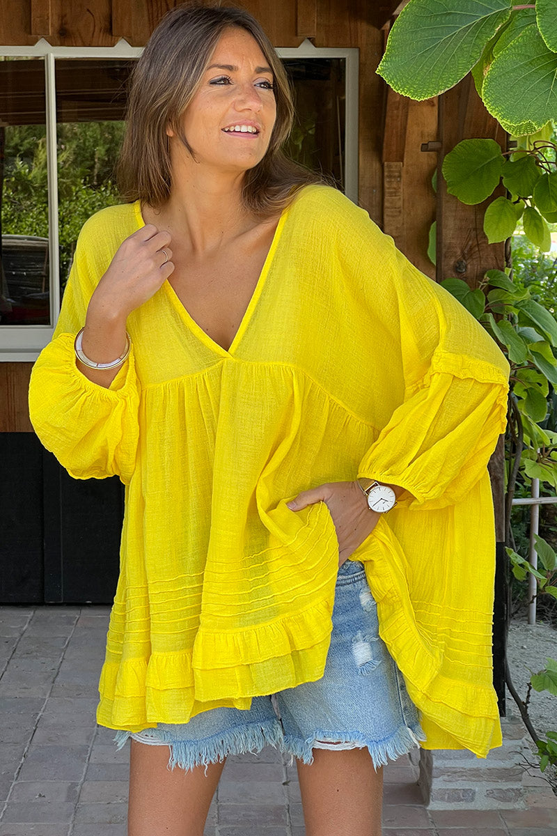 Tunique large jaune en voile de coton manches chauve souris détails volants décolleté