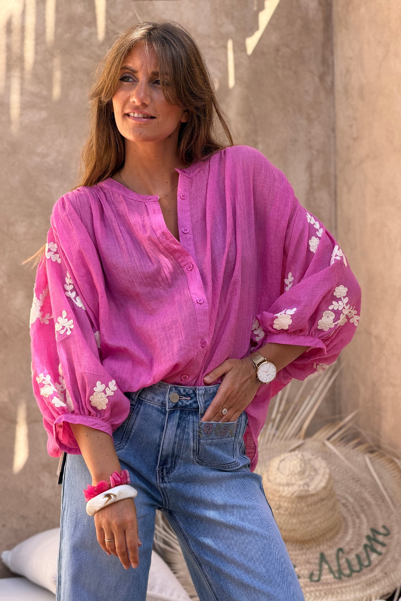 Tunique large rose en voile de coton broderie fleurs sur les manches