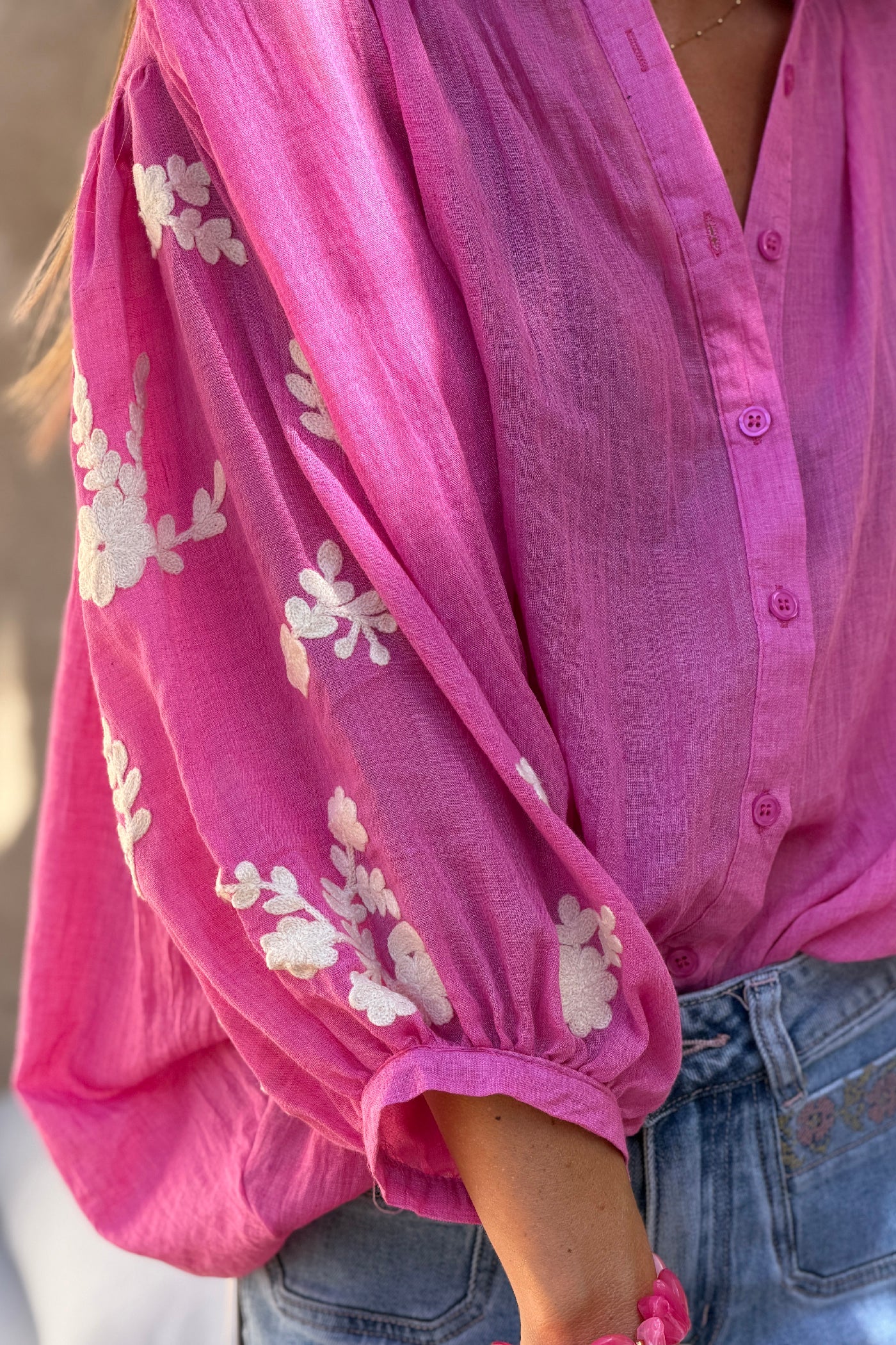 Tunique large rose en voile de coton broderie fleurs sur les manches