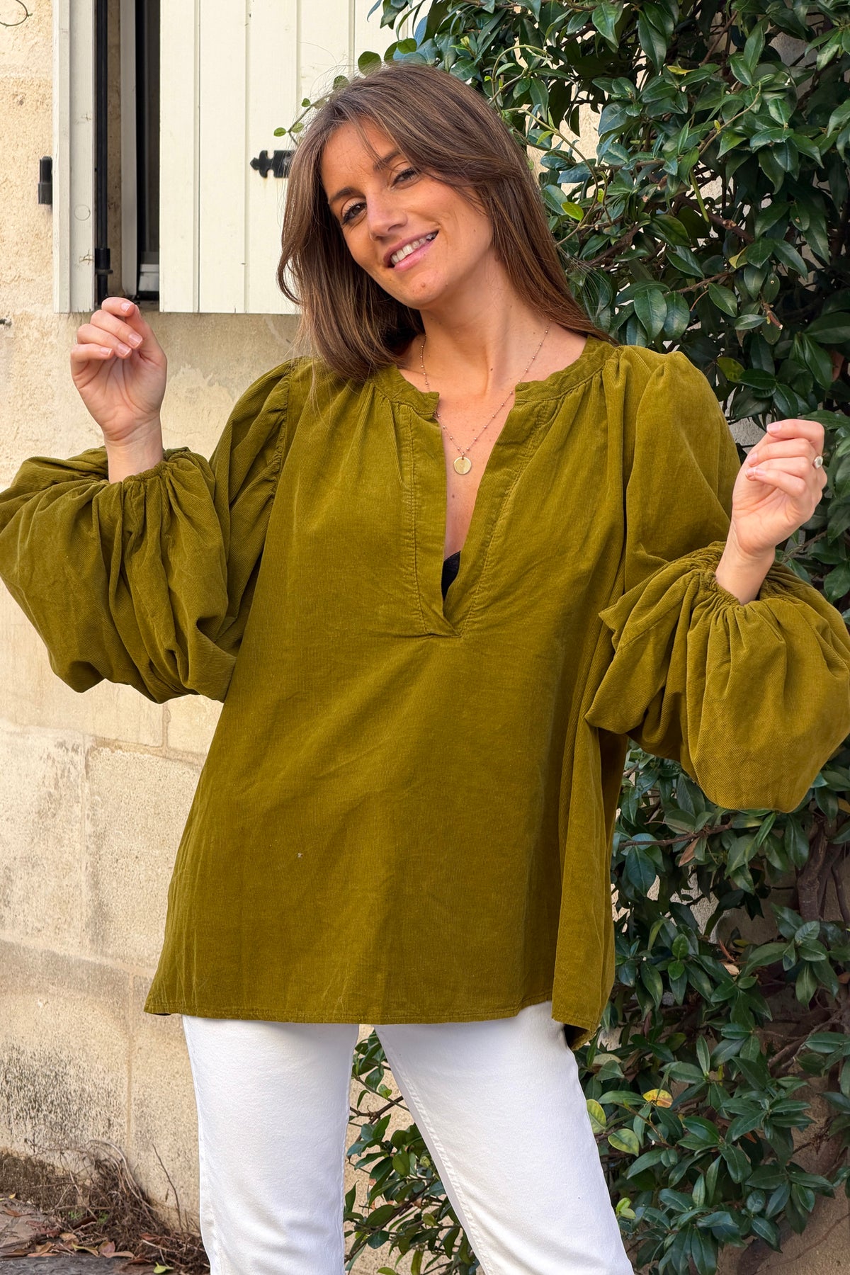 Tunique large vert olive en velours côtelé col v et manches ballons