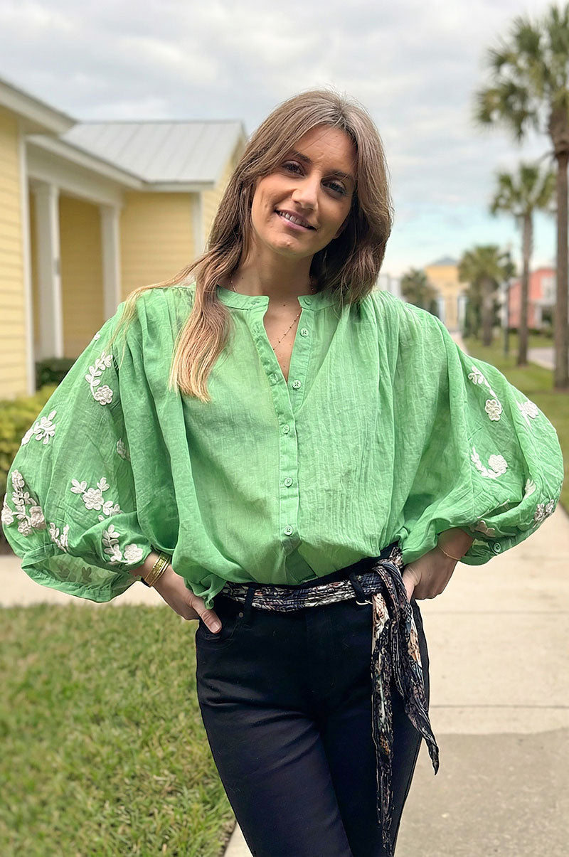 Tunique large verte en voile de coton broderie fleurs sur les manches