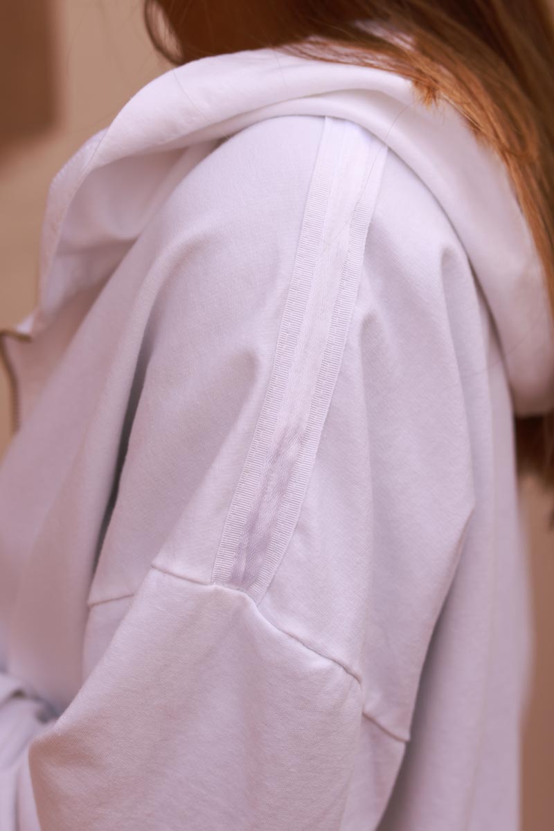 Veste blanc confort à capuche zippée liseré ruban satiné et poches