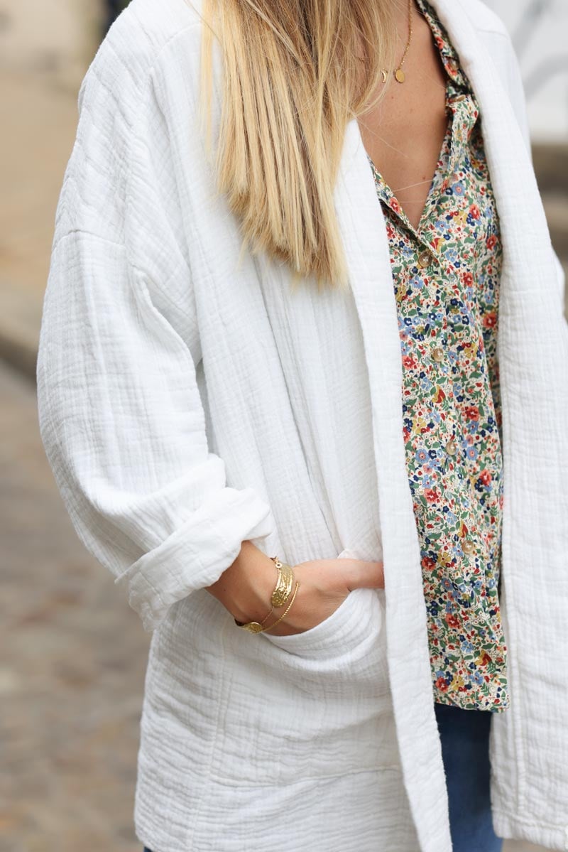Veste blanche souple loose en gaze de coton col enveloppant h025 (1)