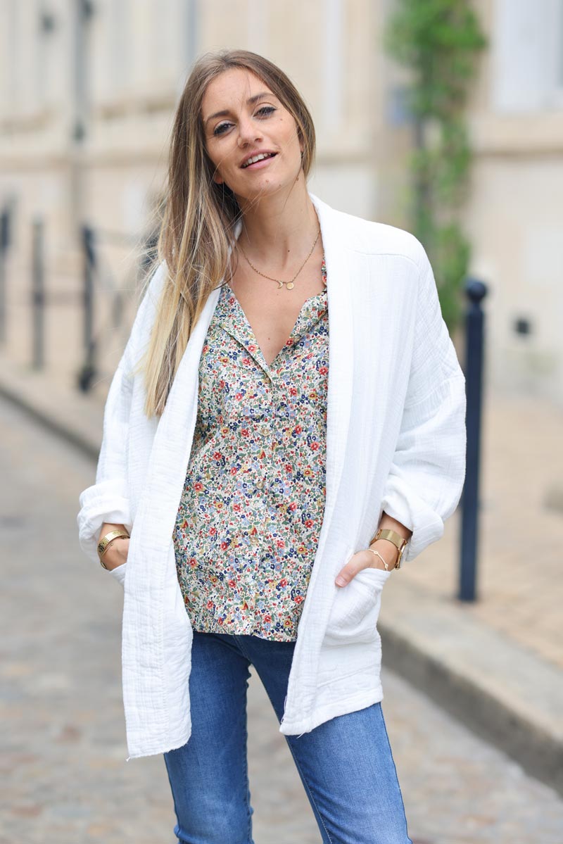 Veste blanche souple loose en gaze de coton col enveloppant h025 (1)