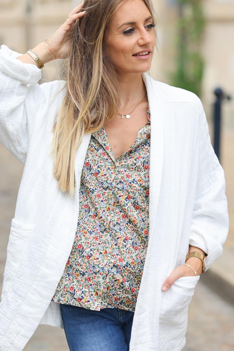 Veste blanche souple loose en gaze de coton col enveloppant h025 (1)