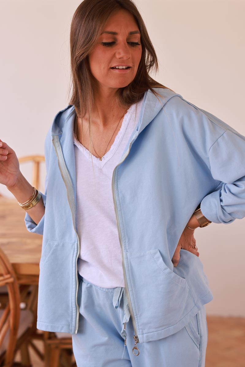 Veste bleu ciel confort à capuche zippée liseré ruban satiné et poches
