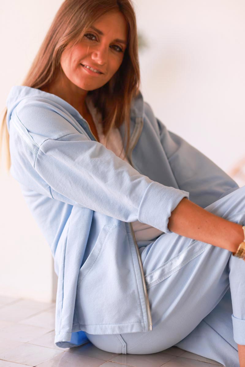Veste bleu ciel confort à capuche zippée liseré ruban satiné et poches