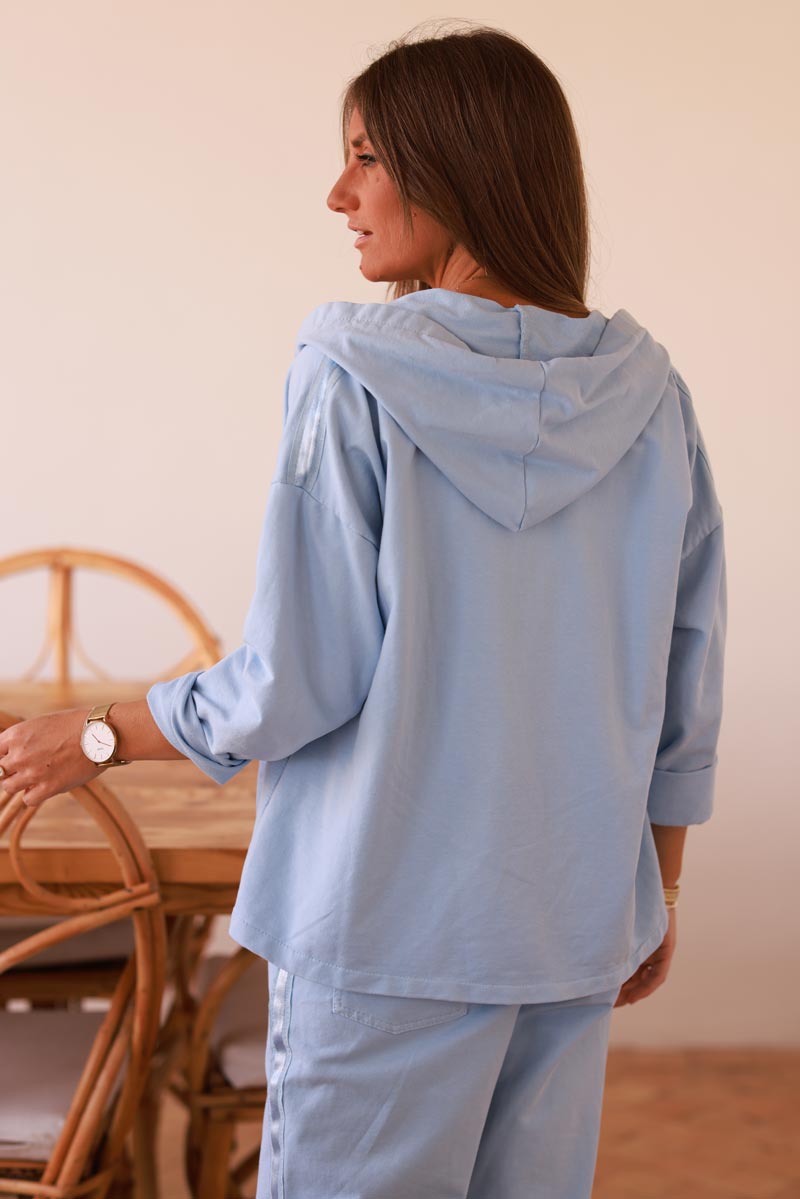 Veste bleu ciel confort à capuche zippée liseré ruban satiné et poches