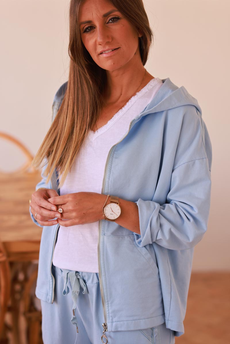 Veste bleu ciel confort à capuche zippée liseré ruban satiné et poches