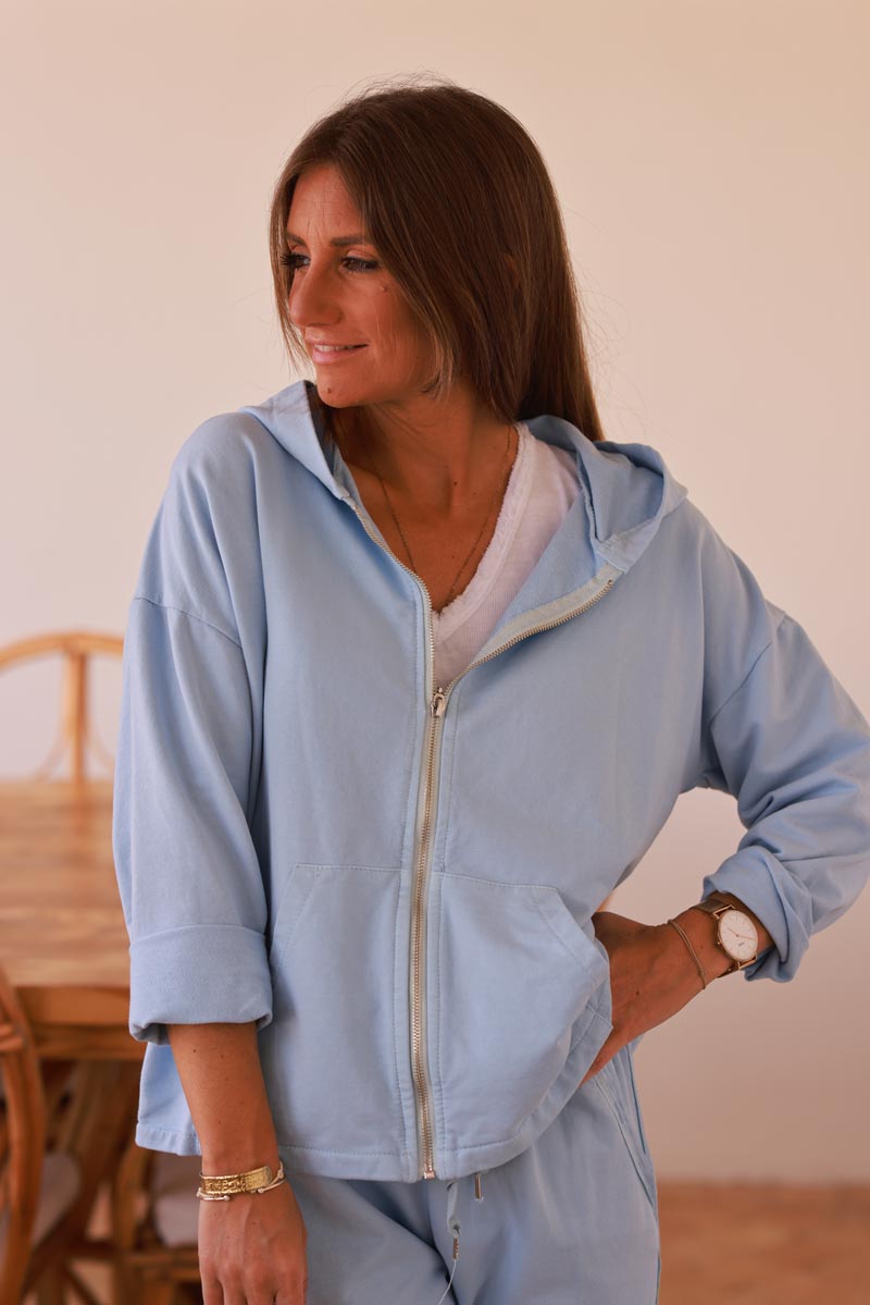 Veste bleu ciel confort à capuche zippée liseré ruban satiné et poches