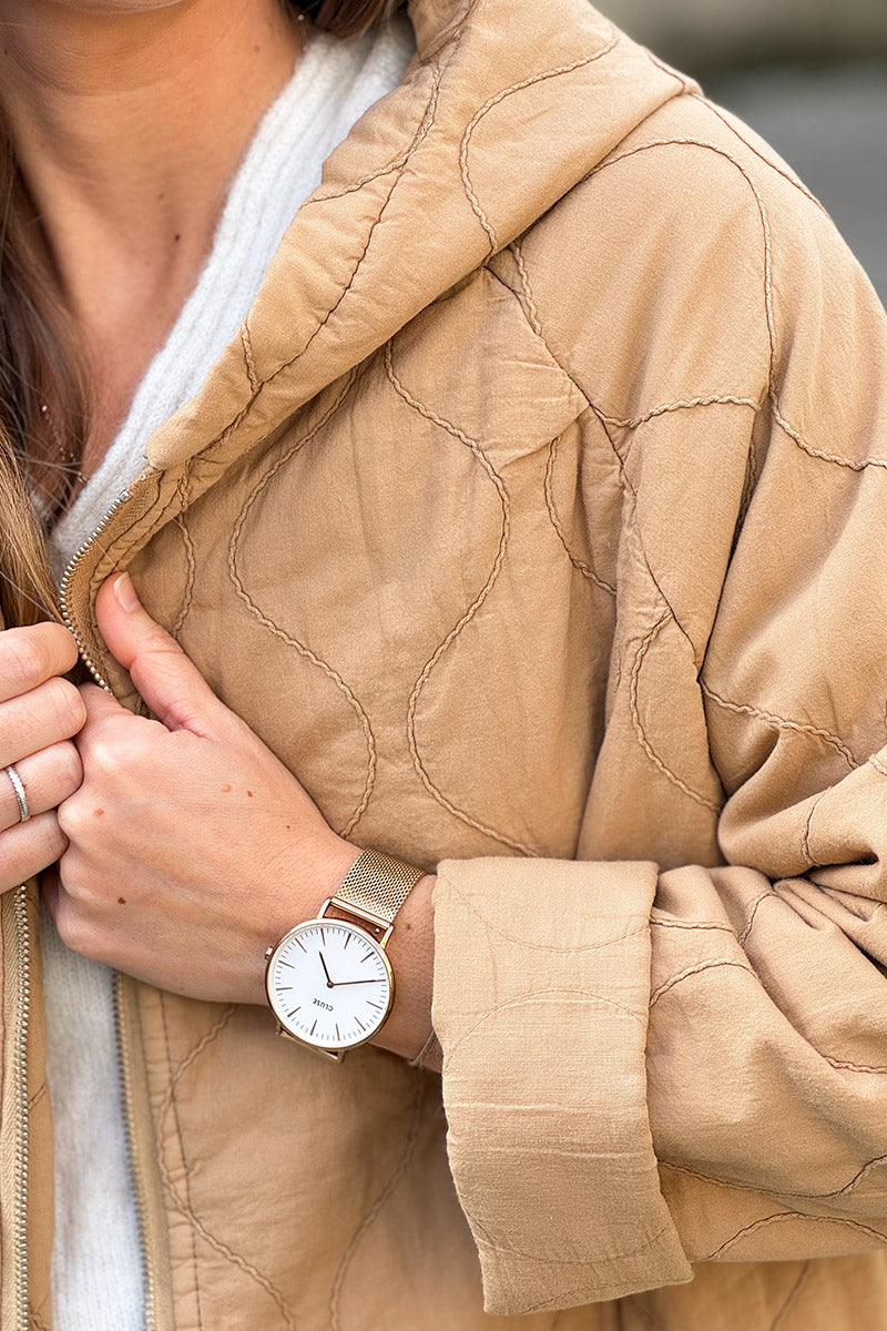 Chaqueta con capucha color camel en algodón con finos bordados de estilo acolchado.