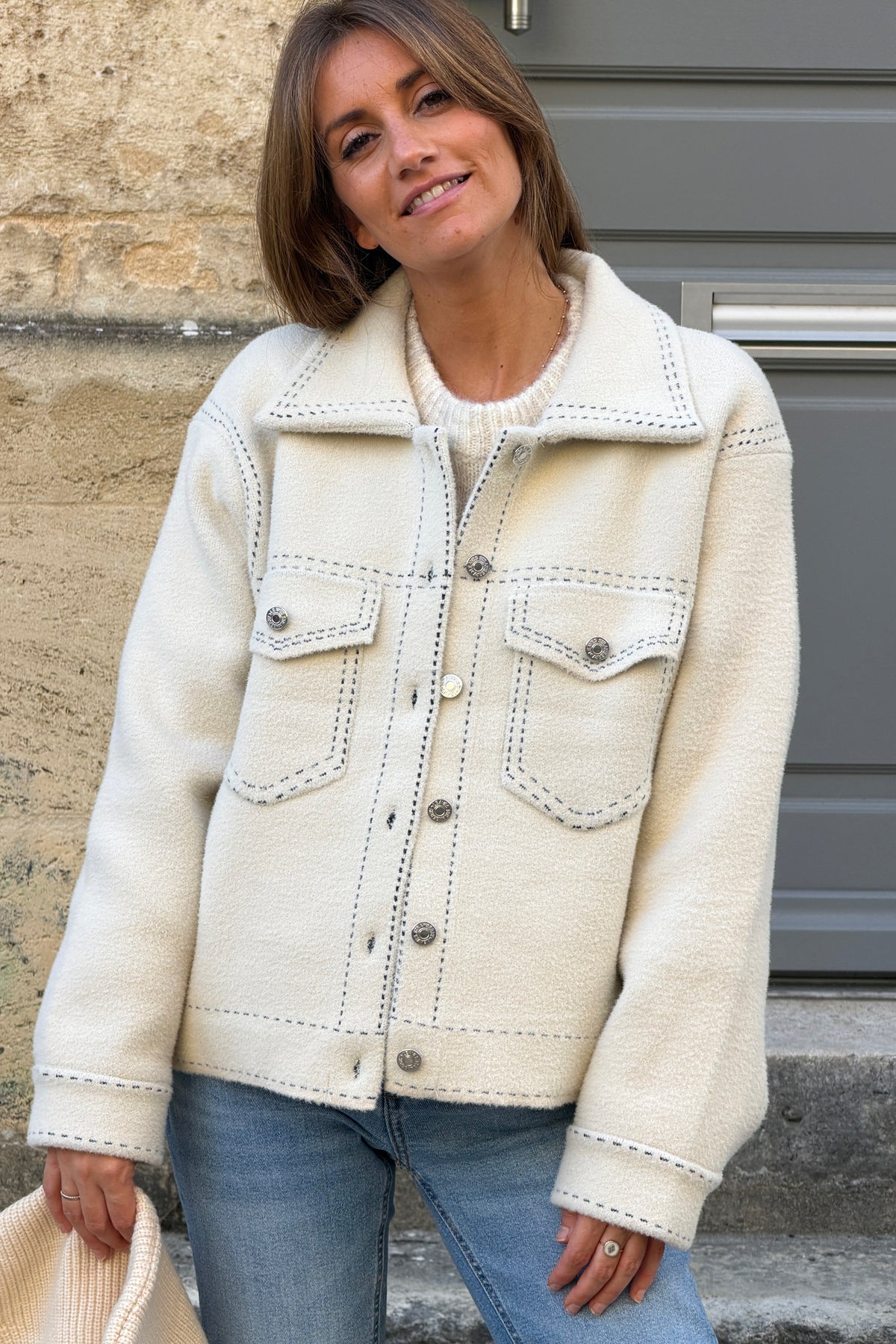 Veste chaude et douce beige détail surpiqûres imprimées capuche amovible