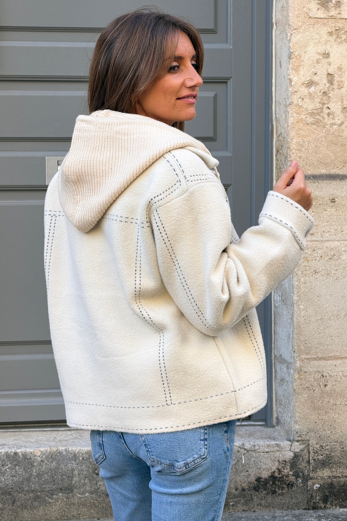 Veste chaude et douce beige détail surpiqûres imprimées capuche amovible