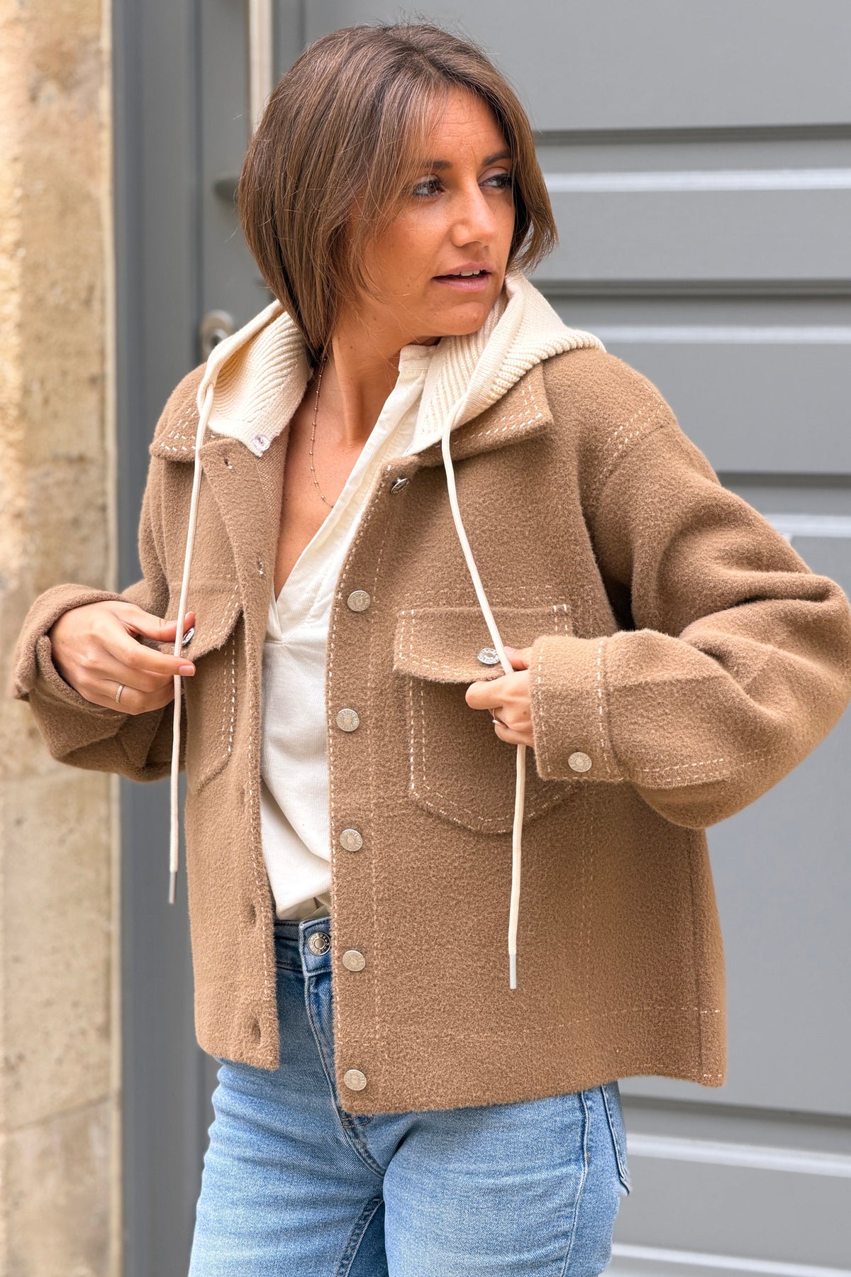 Veste chaude et douce camel détail surpiqures imprimées capuche amovible