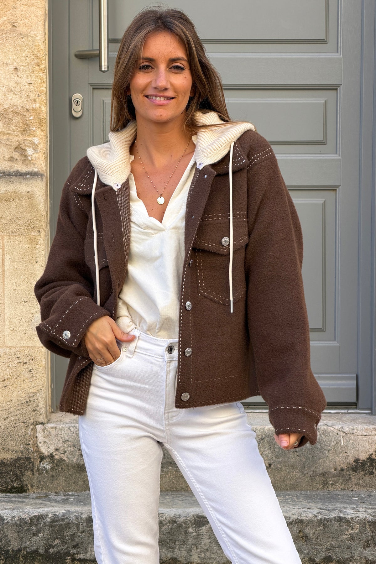 Veste chaude et douce marron détail surpiqures imprimées capuche amovible