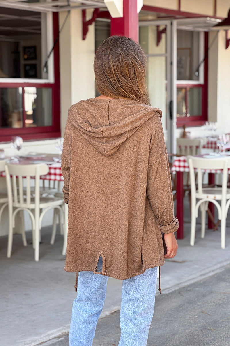 Veste douce camel à capuche en jersey détail lien en bas
