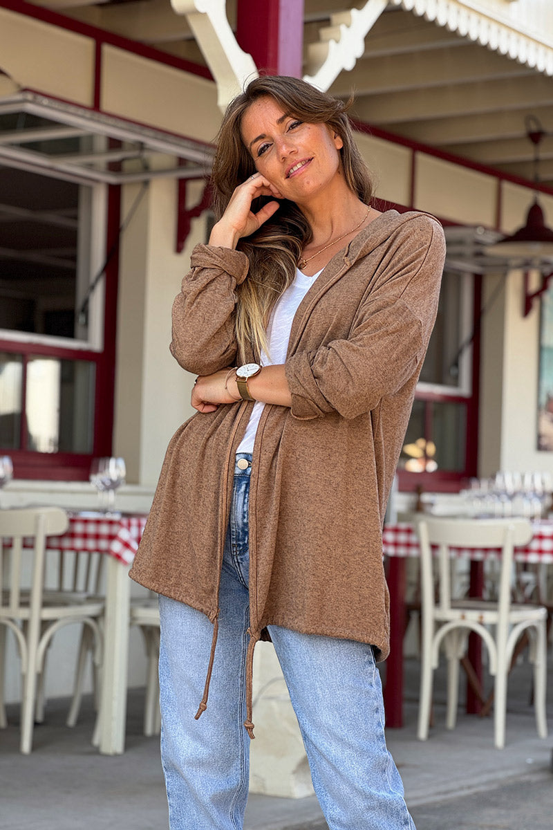 Veste douce camel à capuche en jersey détail lien en bas