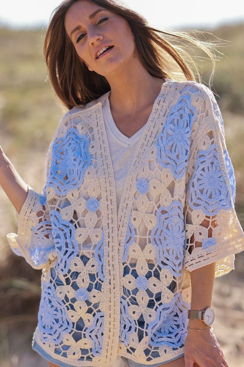 Veste en coton crochet motifs fleurs bleu ciel