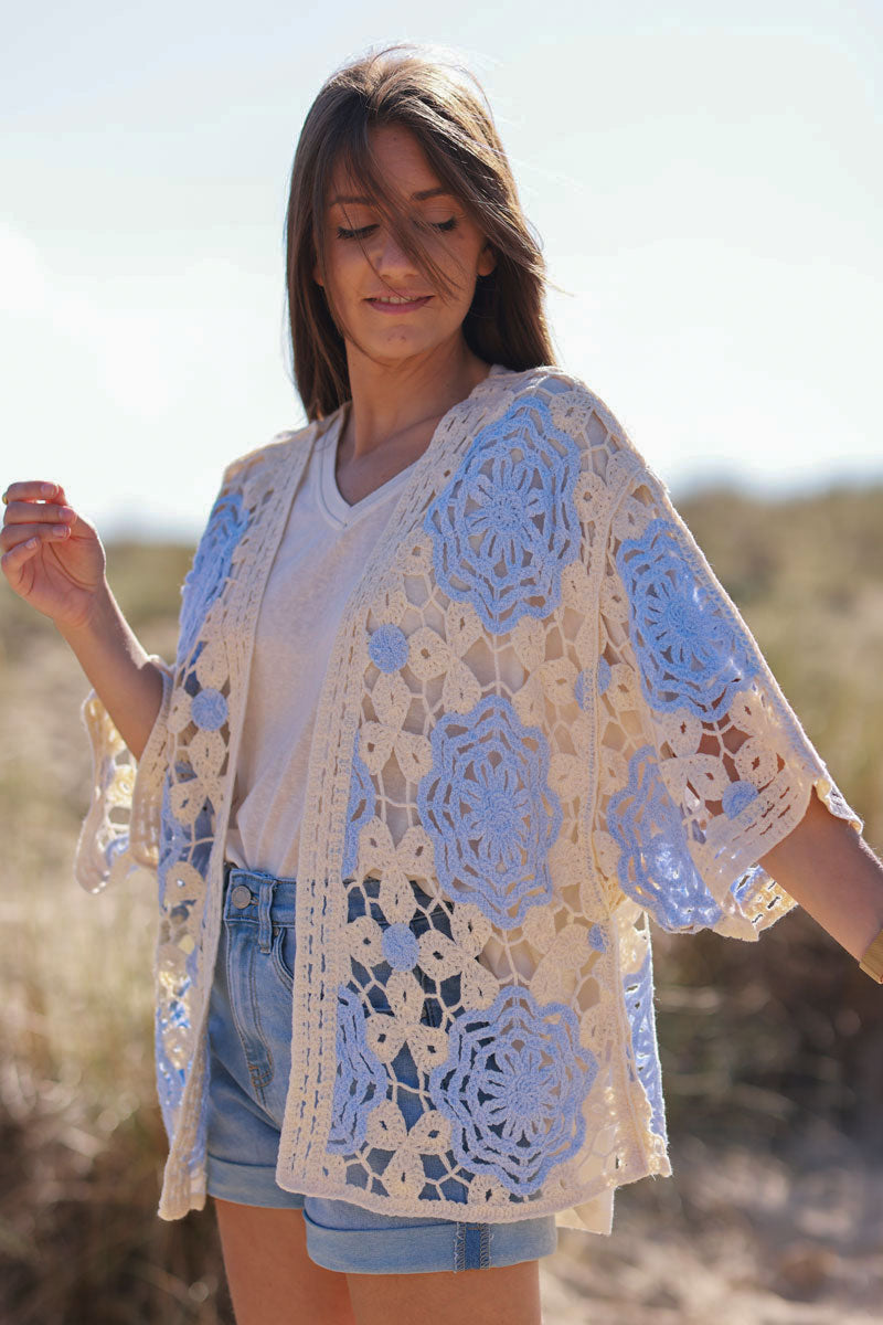 Veste en coton crochet motifs fleurs bleu ciel