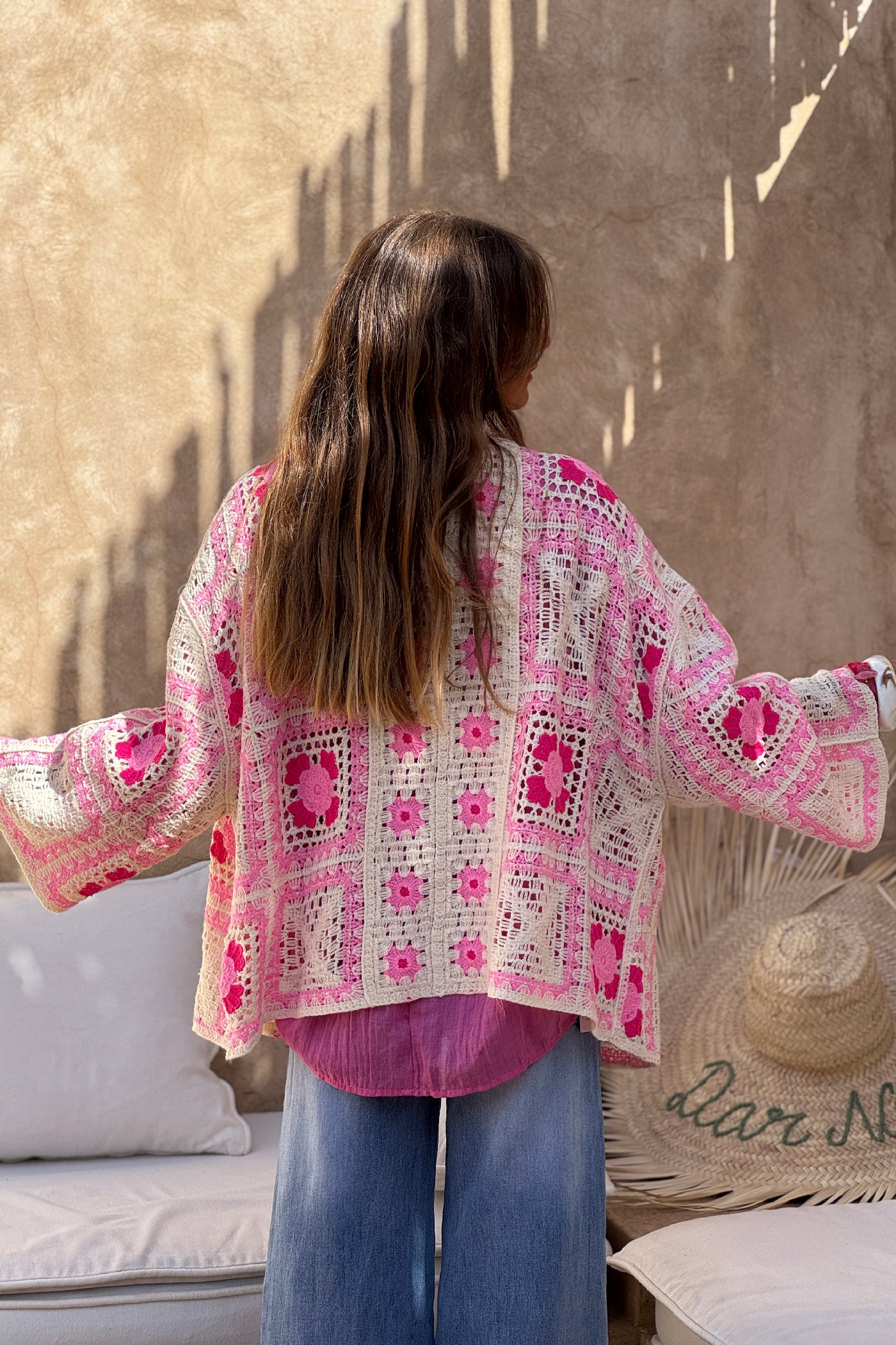 Veste en crochet motif fleurs rose
